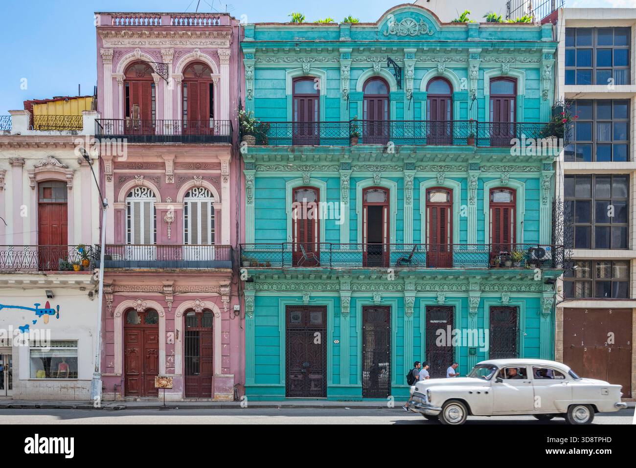 Havanna Straßenszene mit farbenfrohen Kolonialgebäuden, Kuba Stockfoto