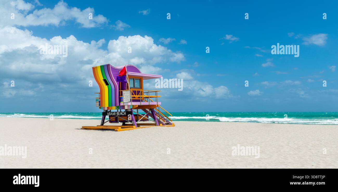 Rainbow farbenfrohe Rettungsschwimmer-Station Turmhütte und das Meer in South Beach, Miami Beach, Florida Stockfoto