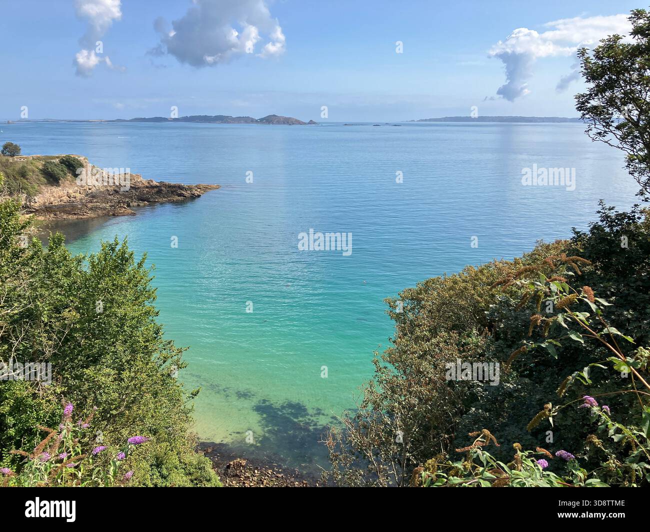 Britische Kanalinseln. Guernsey. Blick auf die Küste in Richtung Herm & Sark Inseln. Stockfoto