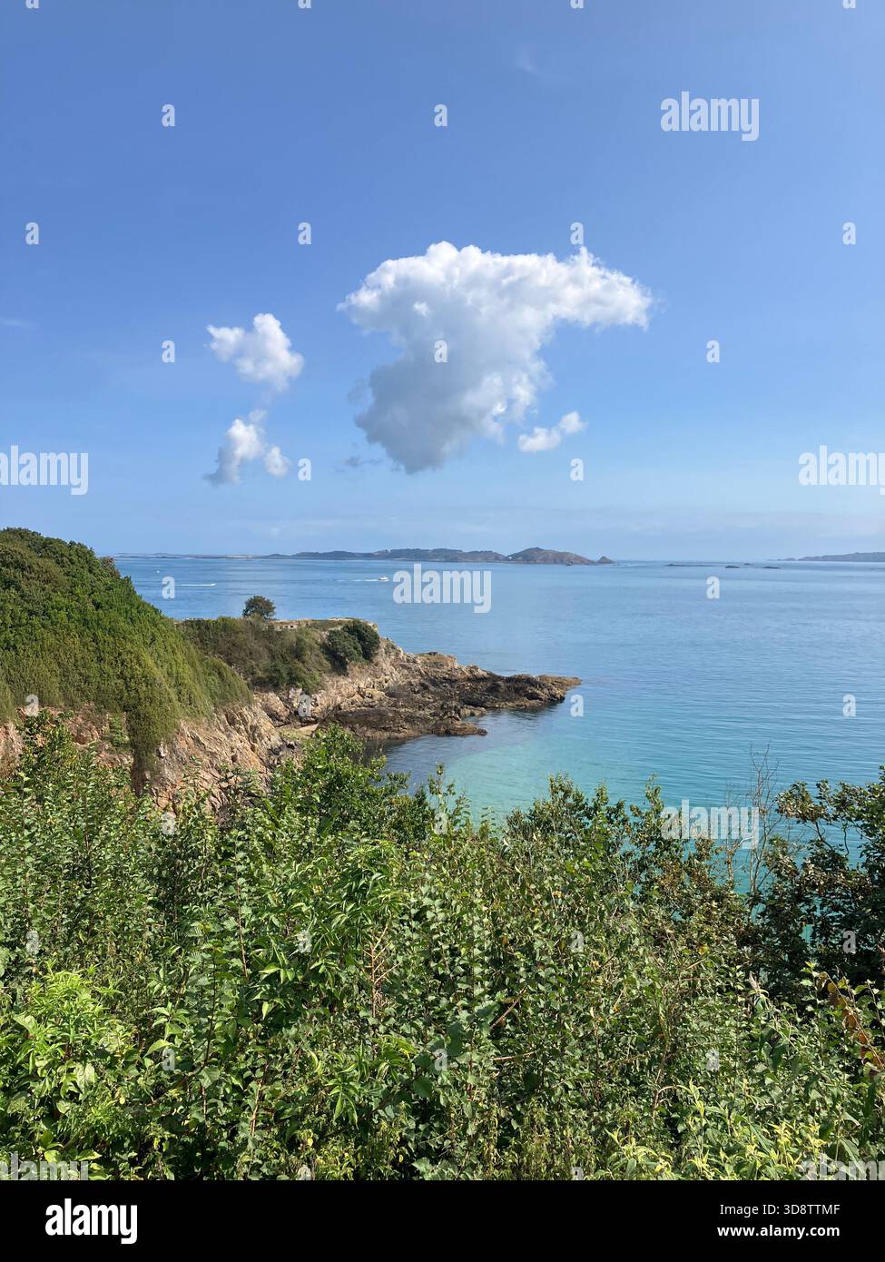 Britische Kanalinseln. Guernsey. Blick auf die Küste in Richtung Herm Island. Stockfoto