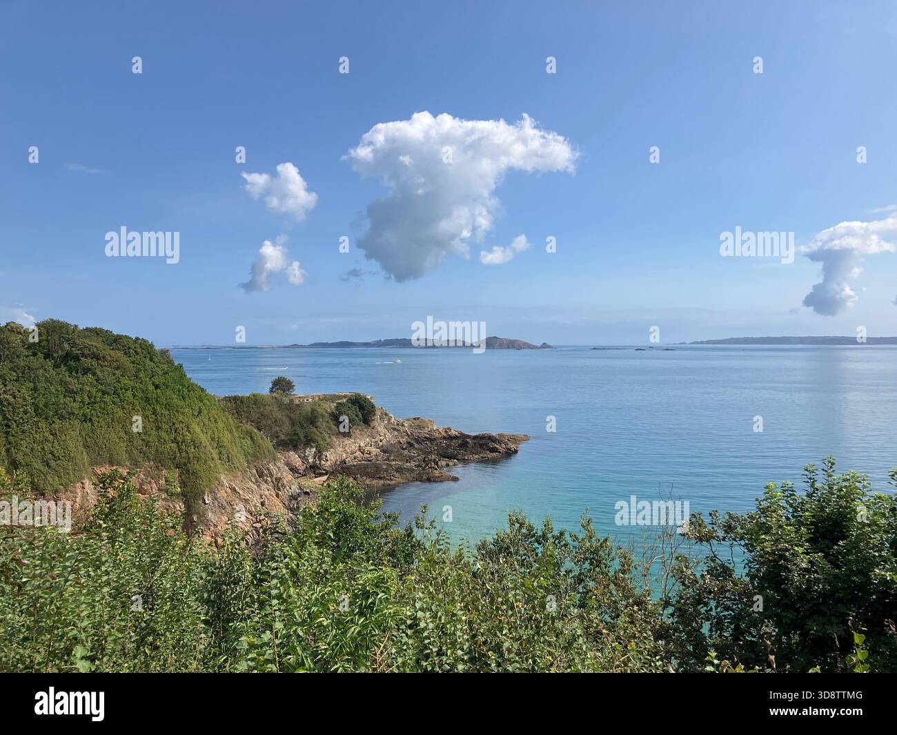 Britische Kanalinseln. Guernsey. Blick auf die Küste in Richtung Herm Island. Stockfoto