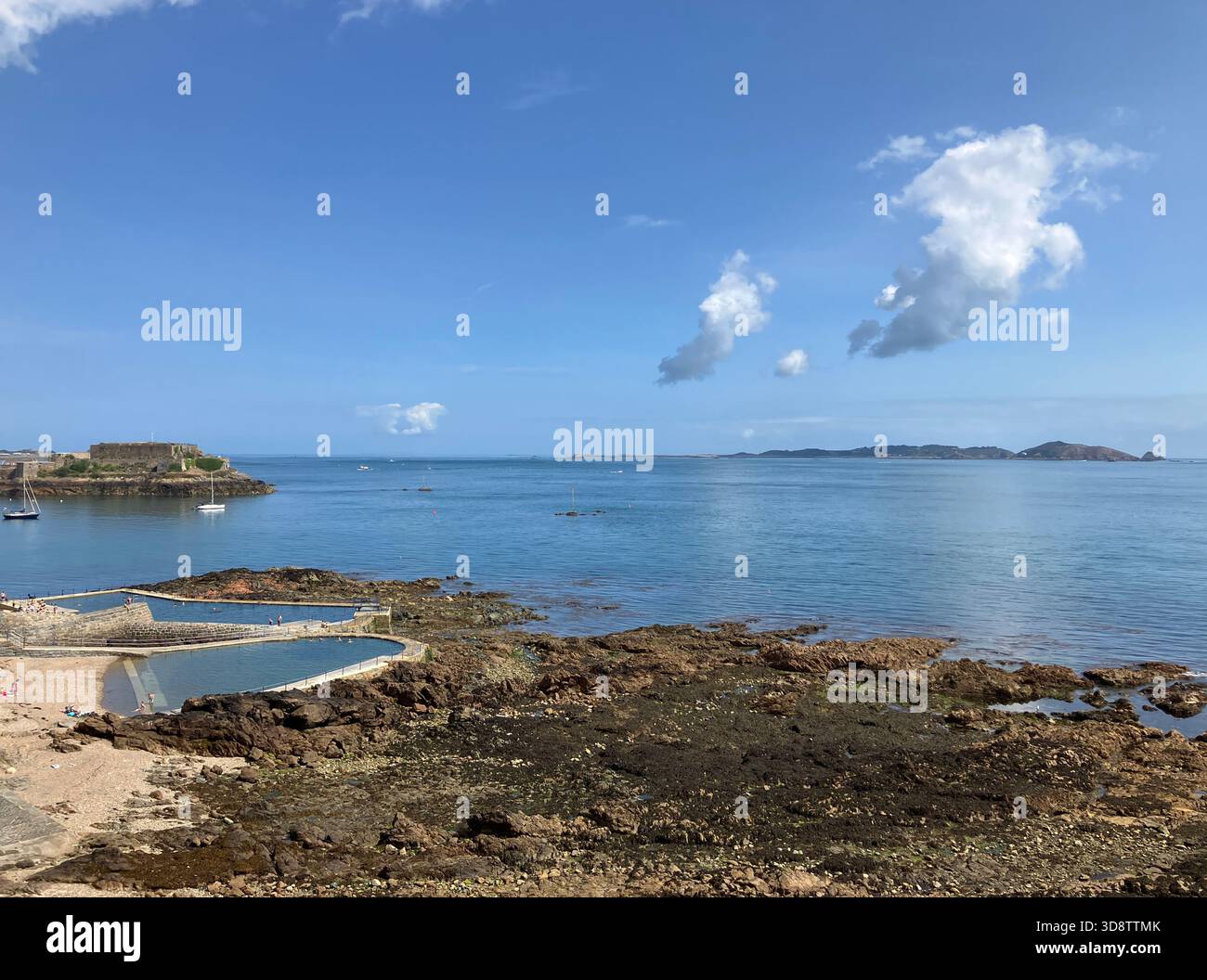 Britische Kanalinseln. Guernsey. St. Peter Port. Blick auf die Küste in Richtung Herm Island mit Schlosskornet und Badepools. Stockfoto