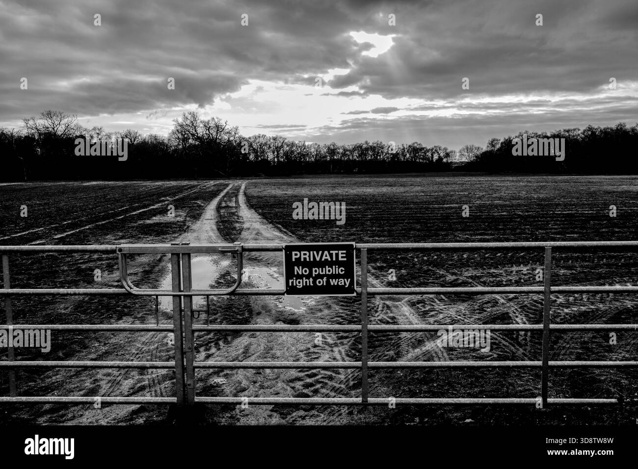 Schwarz-weiß-Foto von privatem, nicht öffentlichem Wegschild am Tor zum Norfolk Farmland an einem bewölkten Tag. Stockfoto