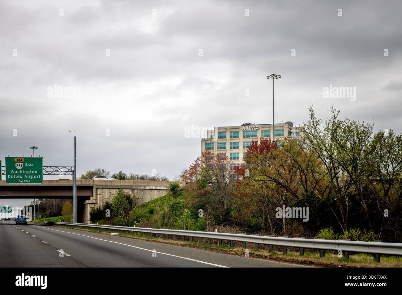 Herndon, USA - 5. April 2025: Sully Road 28, mehrspuriger Highway in Virginia mit Autos und Ausfahrt zum Flughafen dulles und akima Corporation Stockfoto