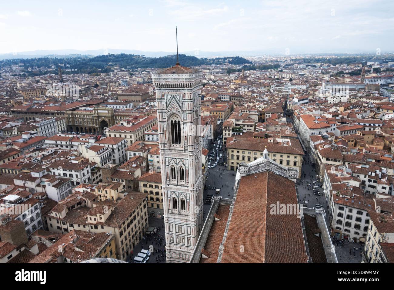 Kathedrale von Florenz oder Kathedrale di Santa Maria, Blick auf Florenz von Brunelleschis wunderbarer Kuppel, Turm im Vordergrund. Über 600 Stufen nach oben Stockfoto