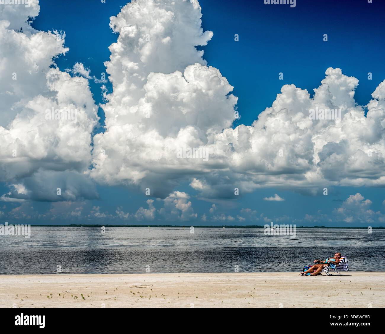 Einsame Frau, die am Strand bräunt Stockfoto
