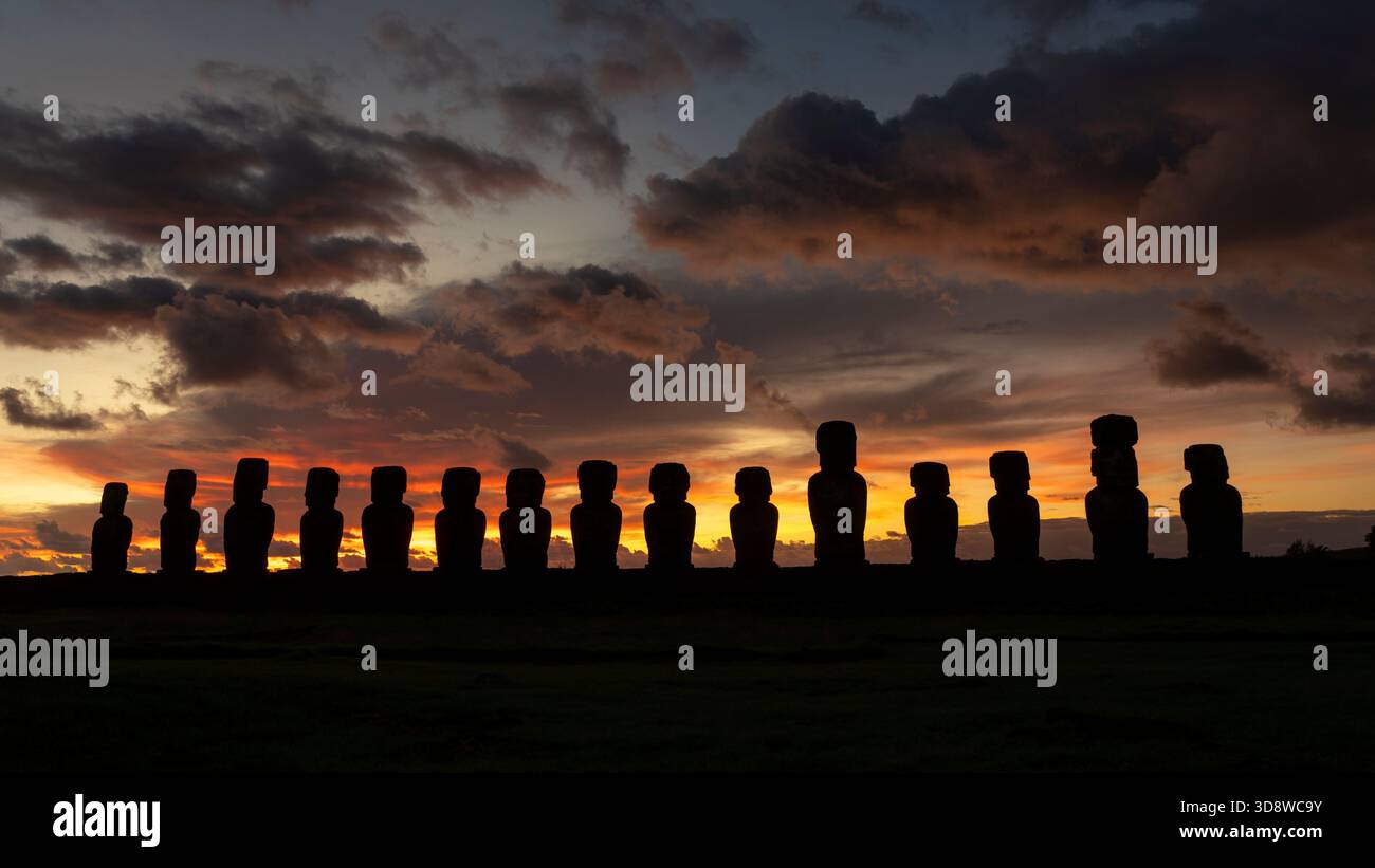 AHU Tongariki bei Sonnenaufgang, Osterinsel, Rapa Nui, Chile. Stockfoto