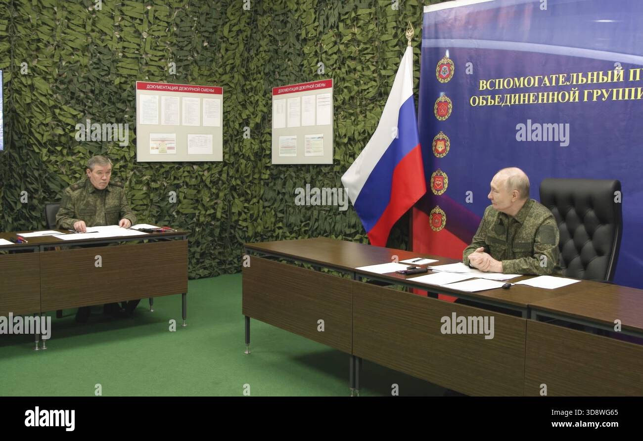 Nicht Offengelegt, Russland. Dezember 2025. Der russische Präsident Wladimir Putin, gekleidet in Militärtarnen, hört dem Generalmajor der Streitkräfte Valerij Gerasimow zu, der am 1. Dezember 2025 bei einem Besuch eines Kommandopostens der Gemeinsamen Gruppe der russischen Streitkräfte an einem unbekannten Ort verhaftet wurde. Putin behauptete ohne Beweise, dass Russland die ostukrainische Stadt Pokrowsk erobert habe. Quelle: Pressedienst Des Russischen Präsidenten/Kreml Pool/Alamy Live News Stockfoto