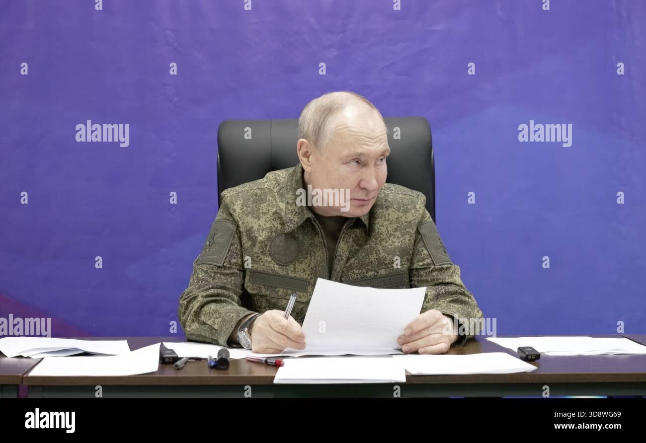 Nicht Offengelegt, Russland. Dezember 2025. Der russische Präsident Wladimir Putin, gekleidet in Militärtarnen, lauscht während eines Briefings über den Ukraine-Krieg während eines Besuchs auf einem Kommandoposten der Gemeinsamen Gruppe der russischen Streitkräfte am 1. Dezember 2025 an einem unbekannten Ort. Putin behauptete ohne Beweise, dass Russland die ostukrainische Stadt Pokrowsk erobert habe. Quelle: Pressedienst Des Russischen Präsidenten/Kreml Pool/Alamy Live News Stockfoto