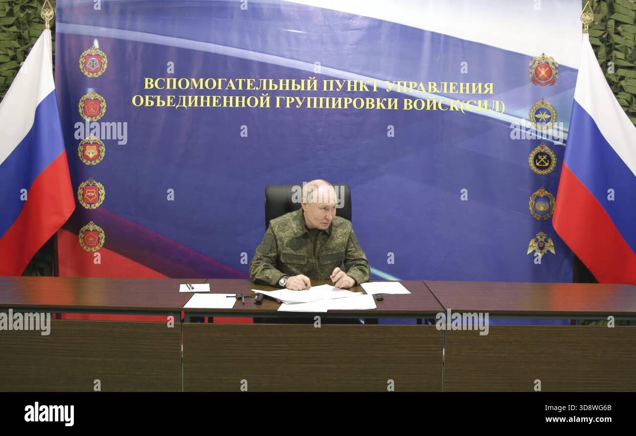 Nicht Offengelegt, Russland. Dezember 2025. Der russische Präsident Wladimir Putin, gekleidet in Militärtarnen, lauscht während eines Briefings über den Ukraine-Krieg während eines Besuchs auf einem Kommandoposten der Gemeinsamen Gruppe der russischen Streitkräfte am 1. Dezember 2025 an einem unbekannten Ort. Putin behauptete ohne Beweise, dass Russland die ostukrainische Stadt Pokrowsk erobert habe. Quelle: Pressedienst Des Russischen Präsidenten/Kreml Pool/Alamy Live News Stockfoto