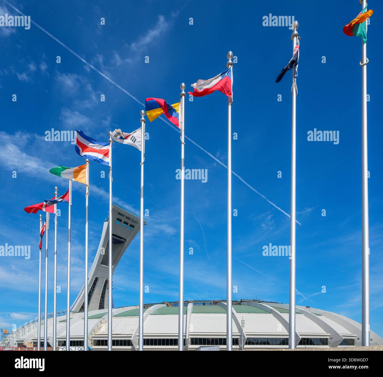 Das Olympiastadion mit dem Montreal Tower dahinter, Olympic Park, Montreal, Quebec, Kanada Stockfoto