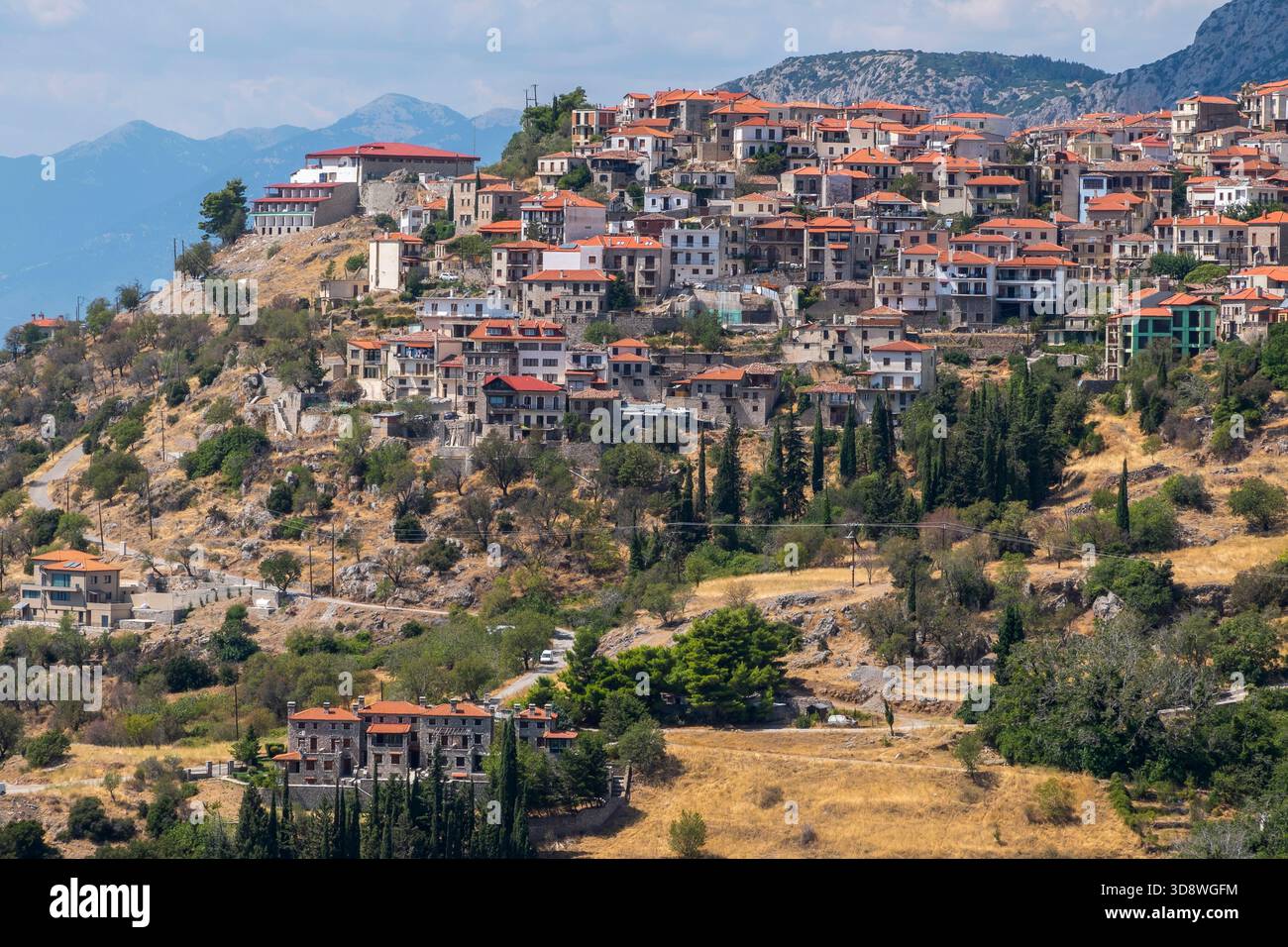 Das Dorf Arachova, erbaut auf einem Hügel in Griechenland Stockfoto