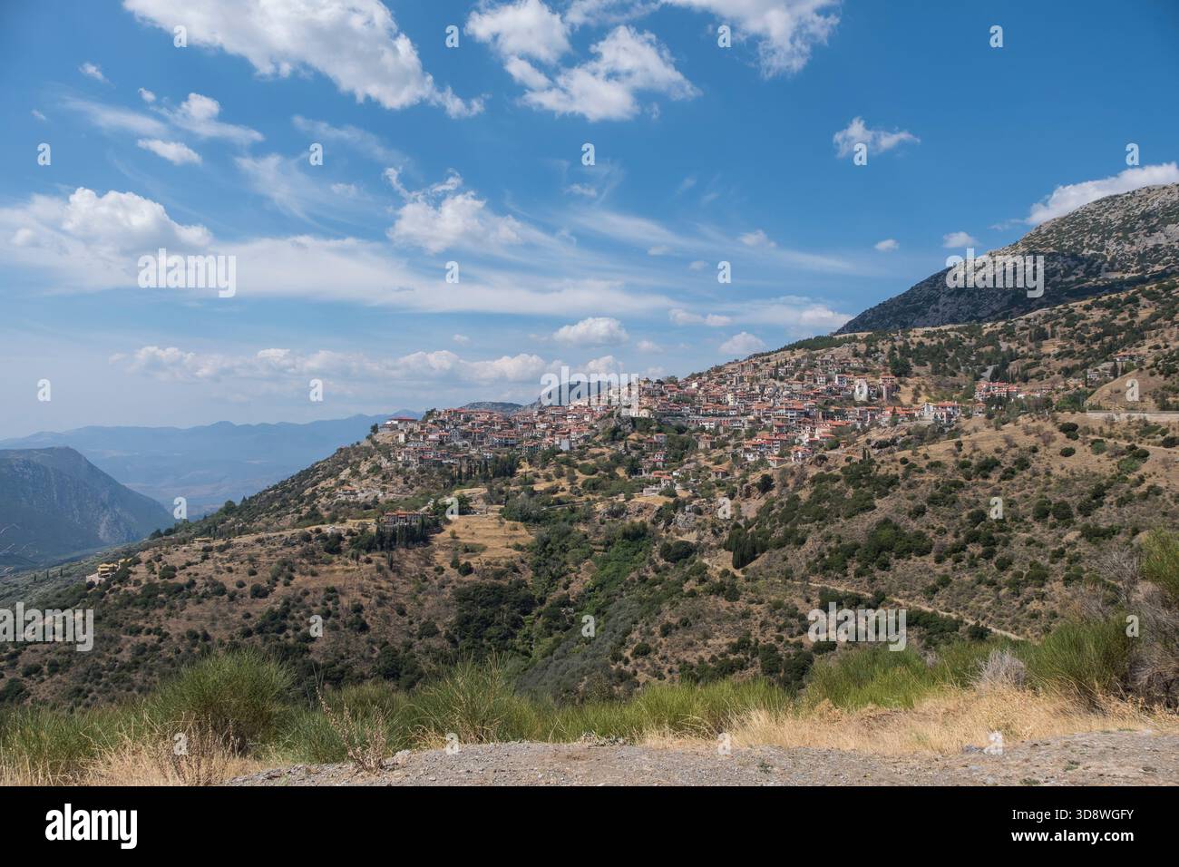 Berglandschaft und Dorf Arachova in Griechenland Stockfoto