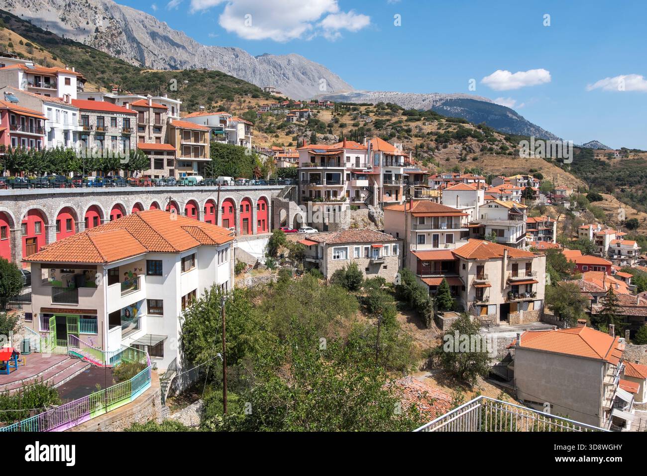 Landschaft der Berge und Dorf Arachova, Griechenland Stockfoto