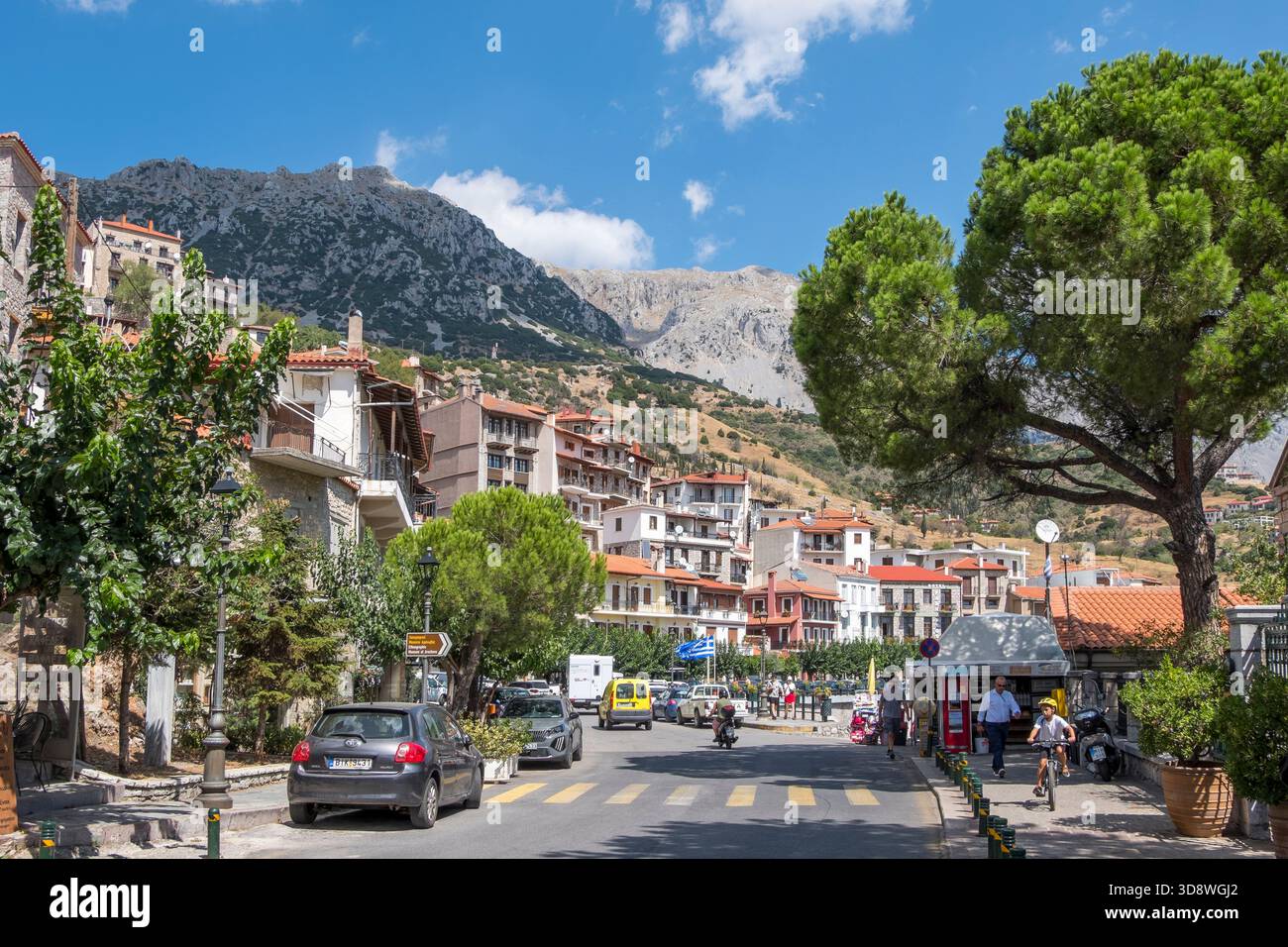 Straße und Hauptstraße im Dorf Arachova, Griechenland Stockfoto