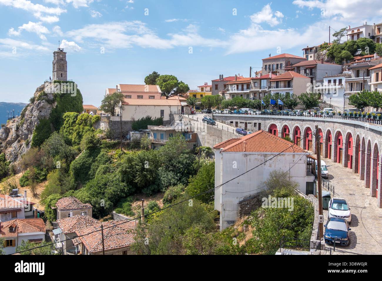 Panoramablick auf Arachova und den Uhrenturm, Griechenland Stockfoto