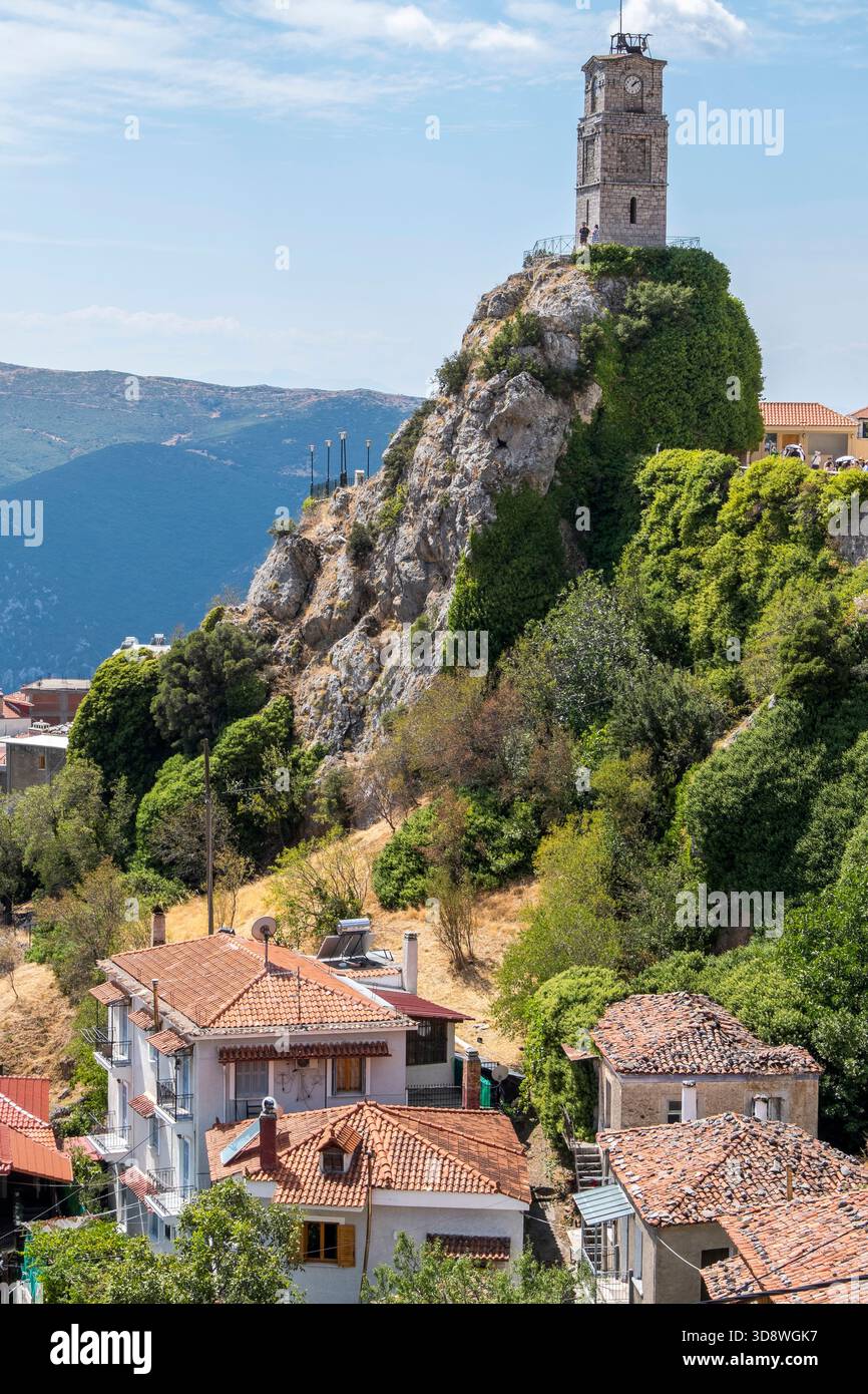 Häuser und Uhrenturm von Arachova, Griechenland Stockfoto