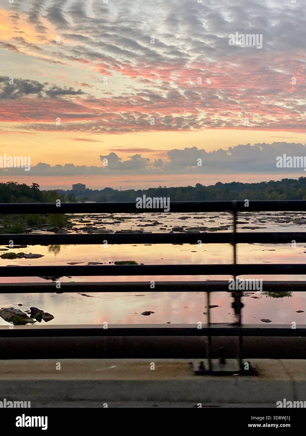 Sonnenaufgang über dem James River auf der Nickel Bridge in Richmond, VA USA Stockfoto