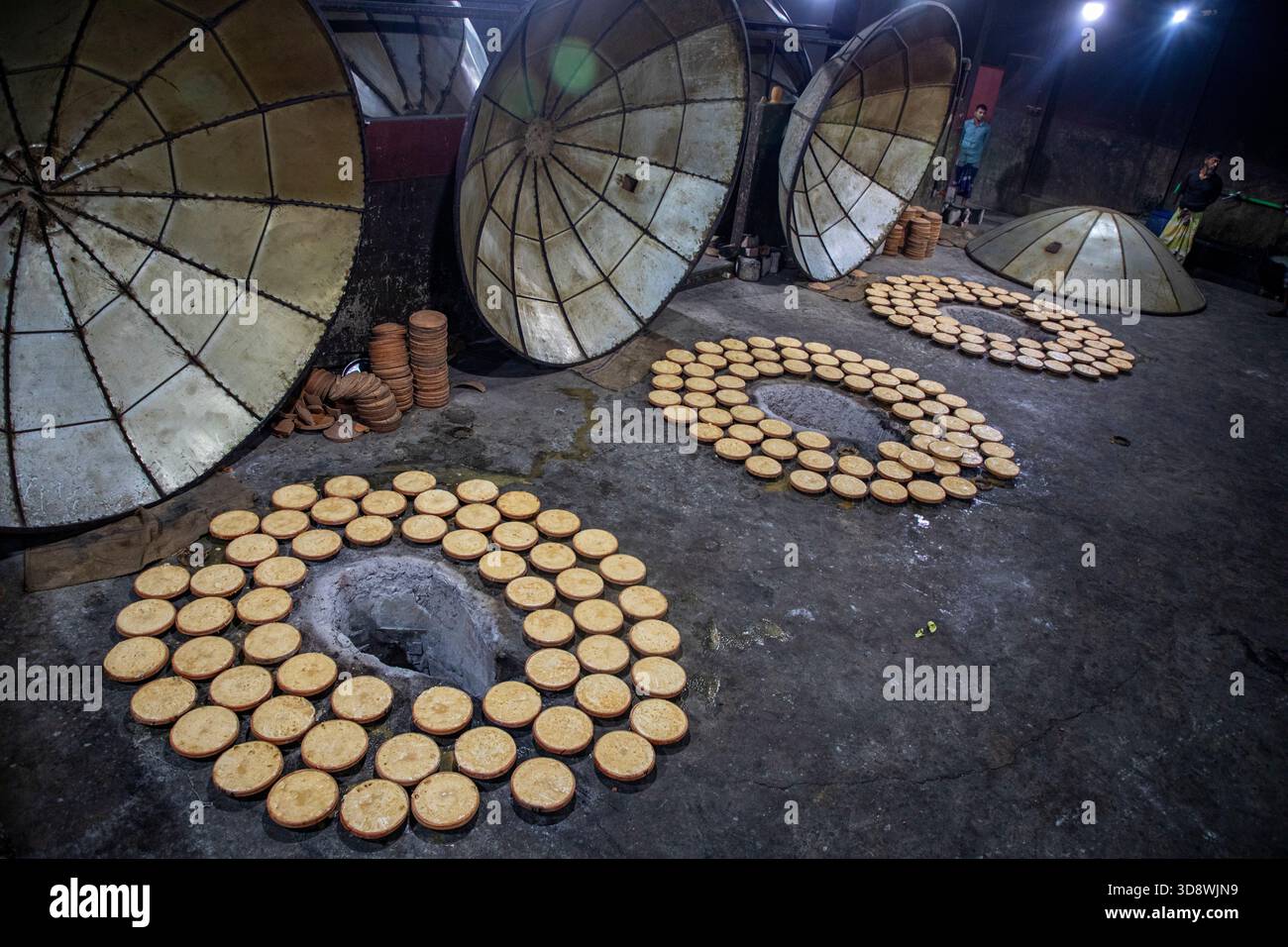 Innenansicht einer traditionellen bogra-Doi-Fabrik, wo bangladeschs ikonischer Joghurt hergestellt wird. Bogra, Bangladesch. Stockfoto