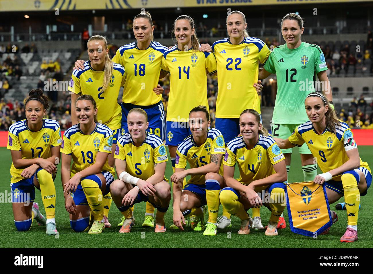 Stockholm, Schweden. Dezember 2025. STOCKHOLM, SCHWEDEN 20251202Schwedens Startelf während des Bronzemedaillenspiels in der Völkerliga zwischen Schweden und Frankreich in der 3Arena am Dienstagabend. Oberste Reihe von links: Smilla Holmberg, Fridolina Rolfö, Nathalie Björn, Elma Junttila Nelhage und Torhüterin Jennifer Falk. Untere Reihe von links: Felicia Schröder, Johanna Rytting Kaneryd, Anna Sandberg, Julia Zigiotti Olme, Hanna Lundkvist und Mannschaftskapitän Kosovare Asllani. Foto: Jonas Ekströmer/TT/Code 10030 dieser Text ist automatisch übersetzt Credit: TT News Agency/Alamy Live News Stockfoto