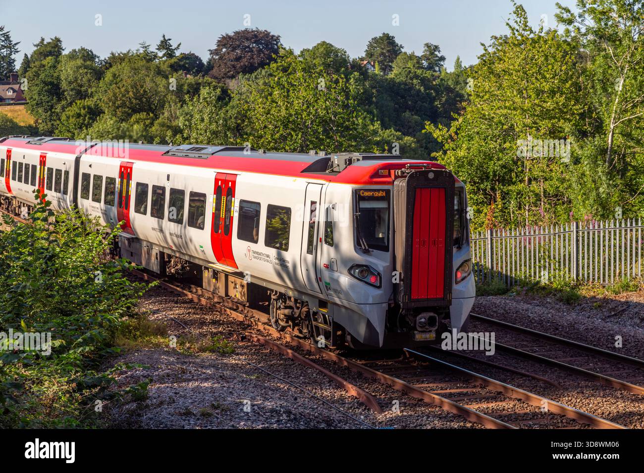 Transport für walisische Dieseltriebwagen der Klasse 197, gerade nach der Überquerung des Chirk Viadukts und in Richtung Holyhead über Chester Stockfoto