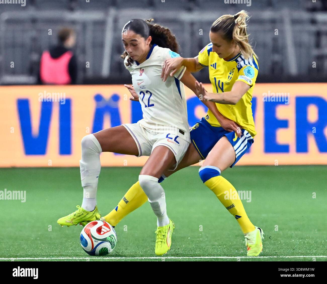 Stockholm, Schweden. Dezember 2025. KORREKTURNAME!!!Frankreichs Kessya Bussy und Schwedens Nathalie Björn während des Bronzespiels der Nations League zwischen Schweden und Frankreich in der 3Arena, Stockholm, Schweden, 2. Dezember 2025. Foto: Jonas Ekströmer/TT/Code 10030 Credit: TT News Agency/Alamy Live News Stockfoto