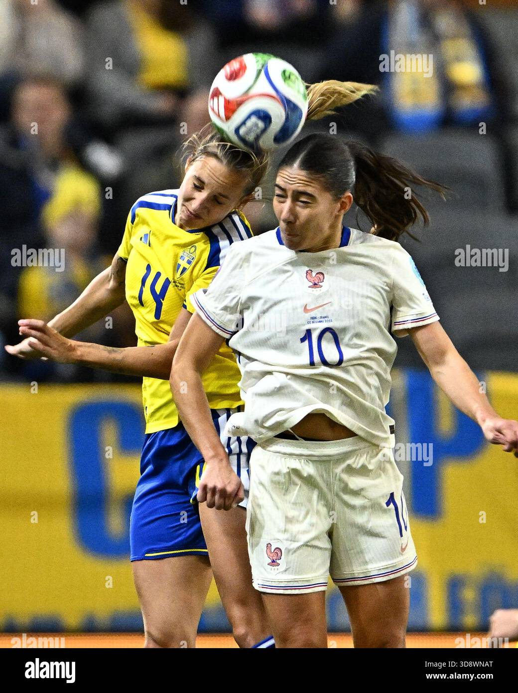 Stockholm, Schweden. Dezember 2025. STOCKHOLM, SCHWEDEN 20251202Schweden Nathalie Björn und Clara Mateo, Frankreich, während des Bronzemedaillenspiels der Nations League zwischen Schweden und Frankreich in der 3Arena am Dienstagabend. Foto: Jonas Ekströmer/TT/Code 10030 dieser Text ist automatisch übersetzt Credit: TT News Agency/Alamy Live News Stockfoto