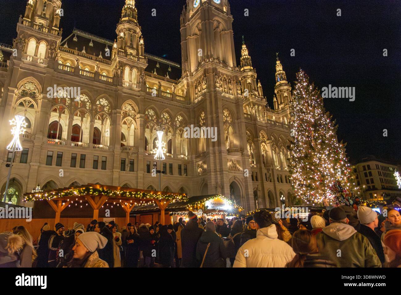 Die festliche Atmosphäre des Wiener Christkindlmarktes am Rathausplatz in Wien, Österreich. Stockfoto