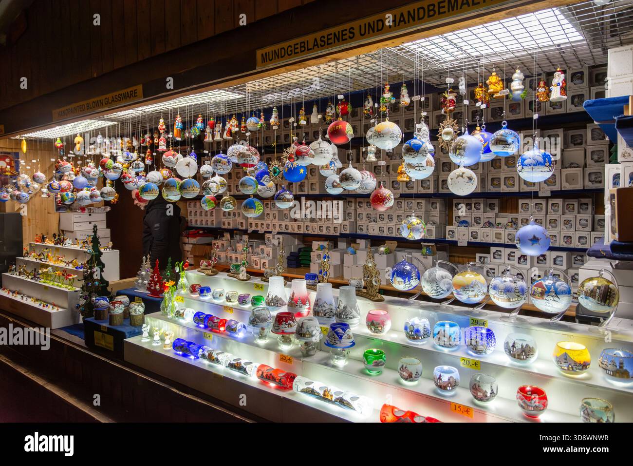 Ein Verkaufsstand am Wiener Christkindlmarkt am Rathausplatz in Wien, Österreich, wo verschiedene Sammlerstücke zum Thema Feiertage verkauft werden. Stockfoto