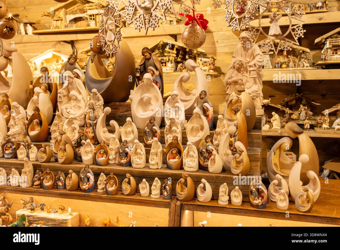 Ein Verkaufsstand am Wiener Christkindlmarkt am Rathausplatz in Wien, Österreich, wo verschiedene Sammlerstücke zum Thema Feiertage verkauft werden. Stockfoto