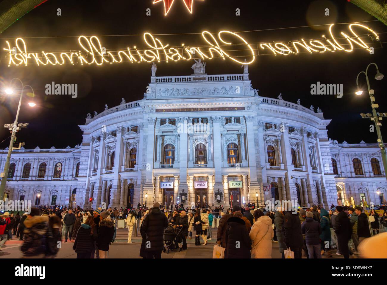 Die festliche Atmosphäre des Wiener Christkindlmarktes am Rathausplatz in Wien, Österreich. Stockfoto