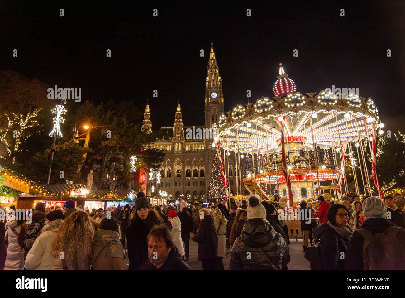 Die festliche Atmosphäre des Wiener Christkindlmarktes am Rathausplatz in Wien, Österreich. Stockfoto
