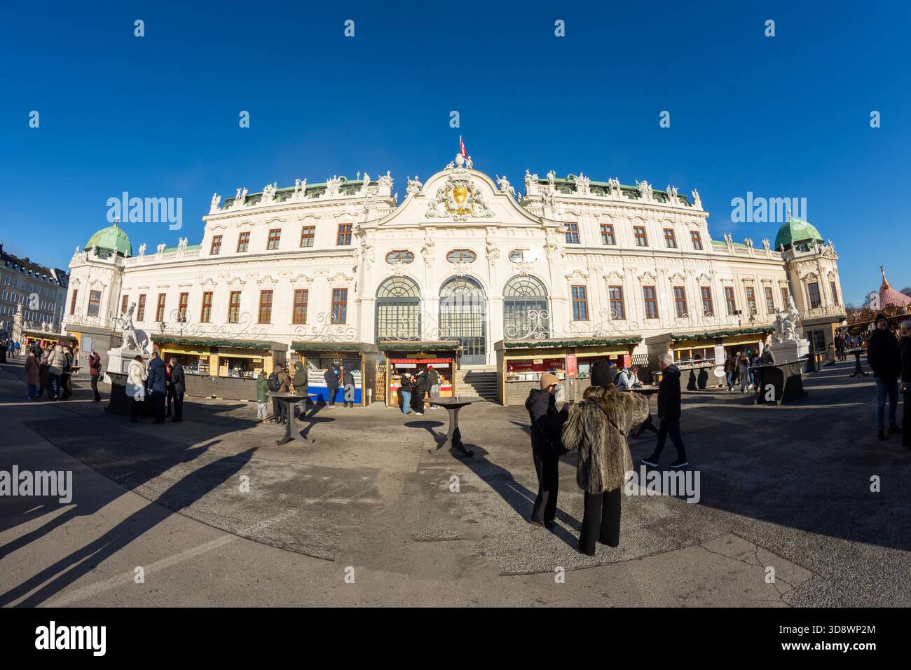 Weihnachtsmarkt vor dem Schloss Belvedere in Wien, Österreich. Stockfoto