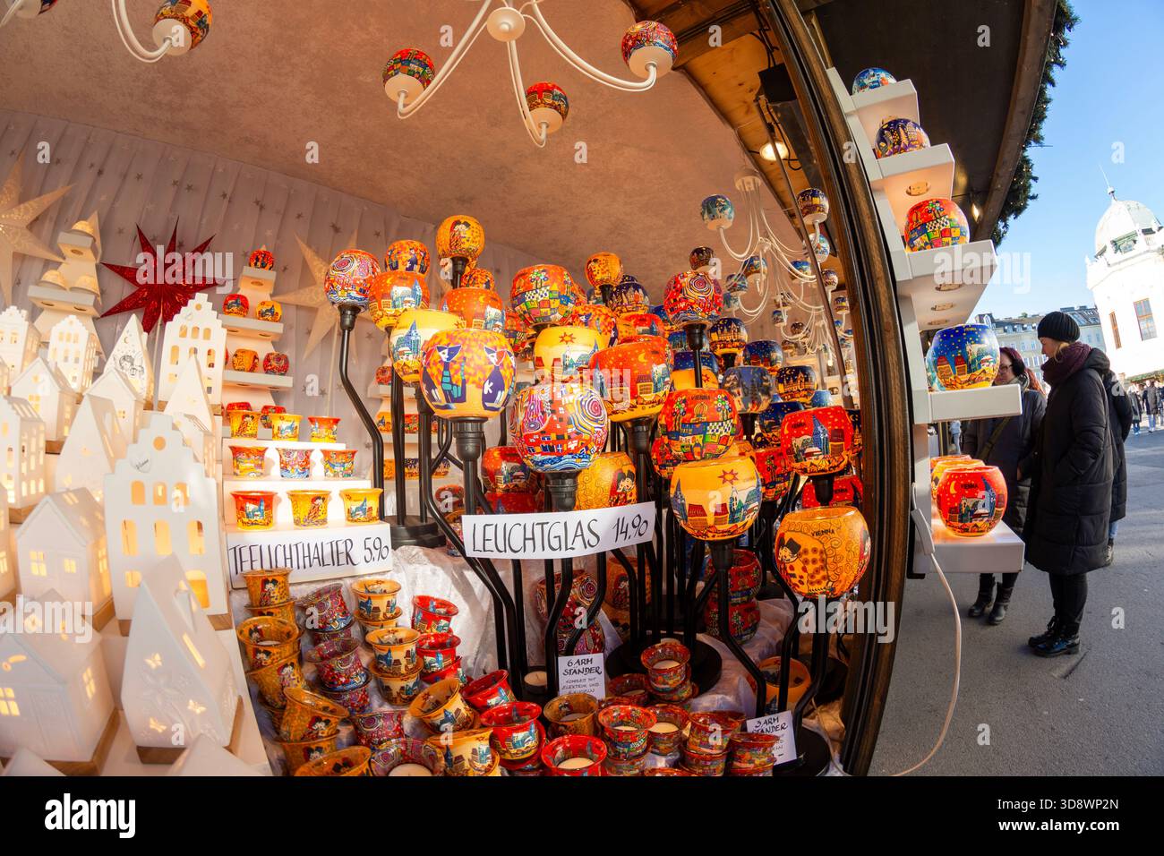 Ein Verkaufsstand auf dem Weihnachtsmarkt im Frot des Schlosses Belvedere in Wien, Österreich, wo verschiedene Sammlerstücke zum Thema Feiertage verkauft werden. Stockfoto