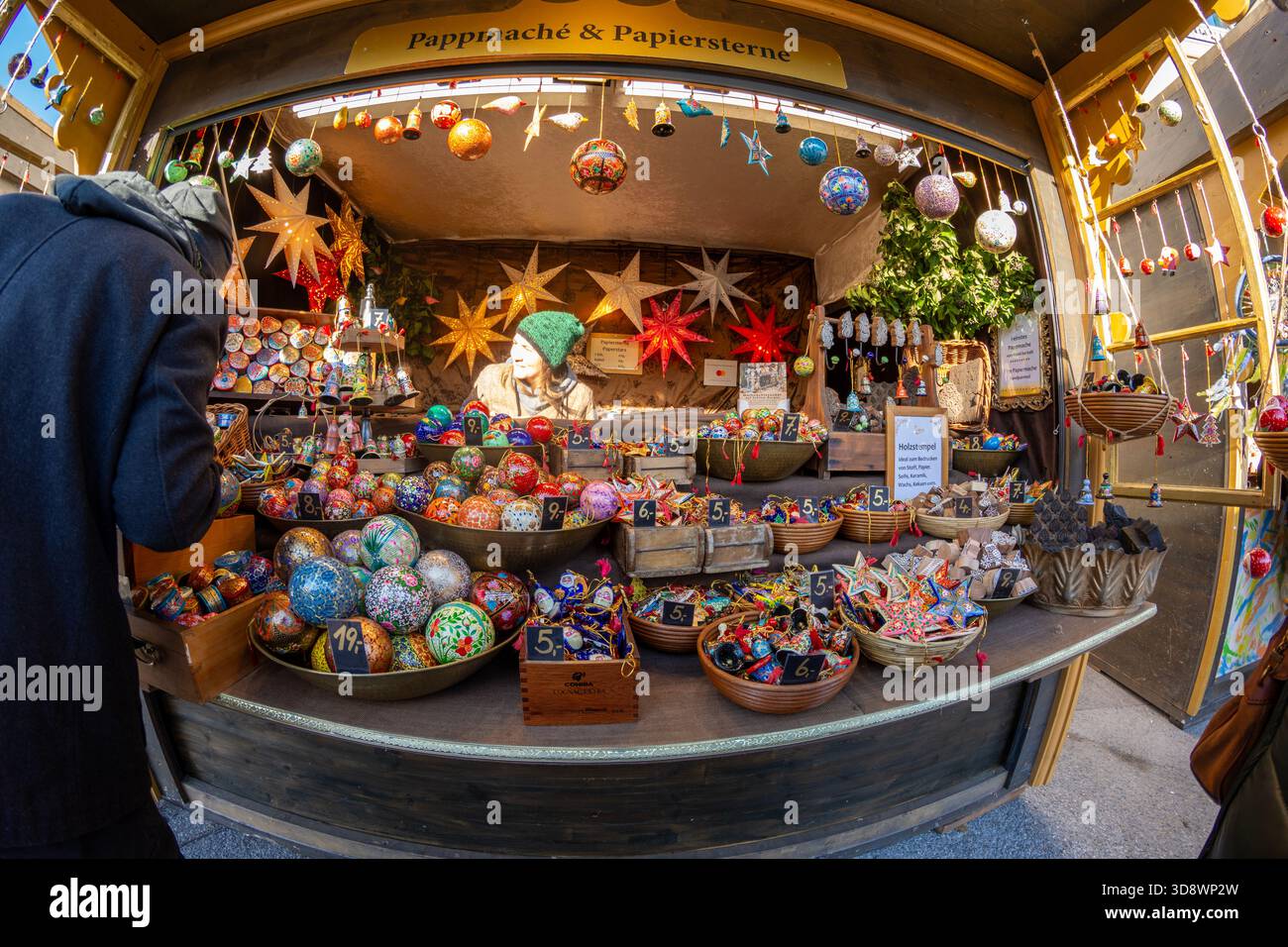 Ein Verkaufsstand auf dem Weihnachtsmarkt im Frot des Schlosses Belvedere in Wien, Österreich, wo verschiedene Sammlerstücke zum Thema Feiertage verkauft werden. Stockfoto