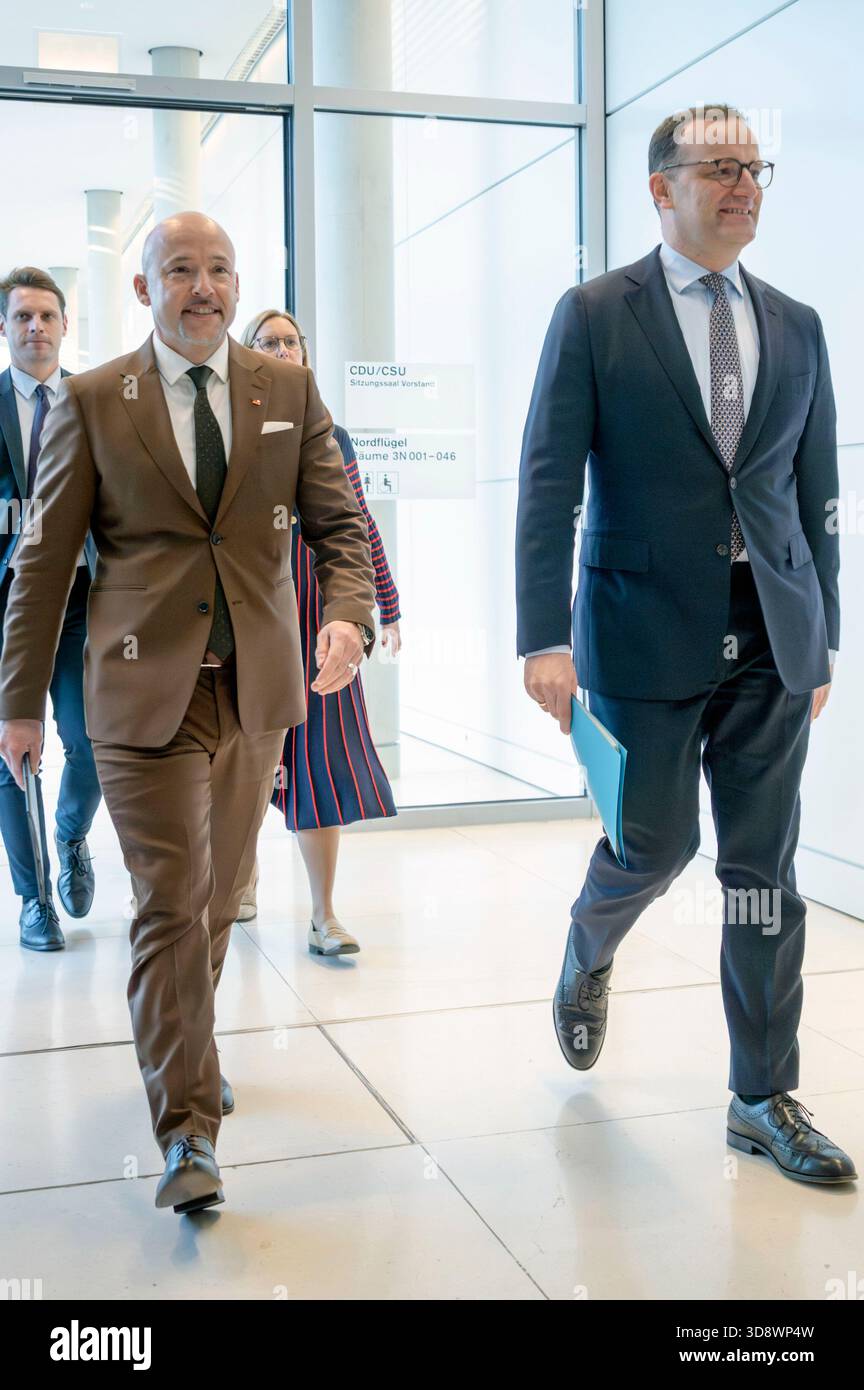 Alexander Hoffmann und Jens Spahn bei der Fraktionssitzung der CDU/CSU im Reichstagsgebäude. Berlin, 2. Dezember 2025 Stockfoto
