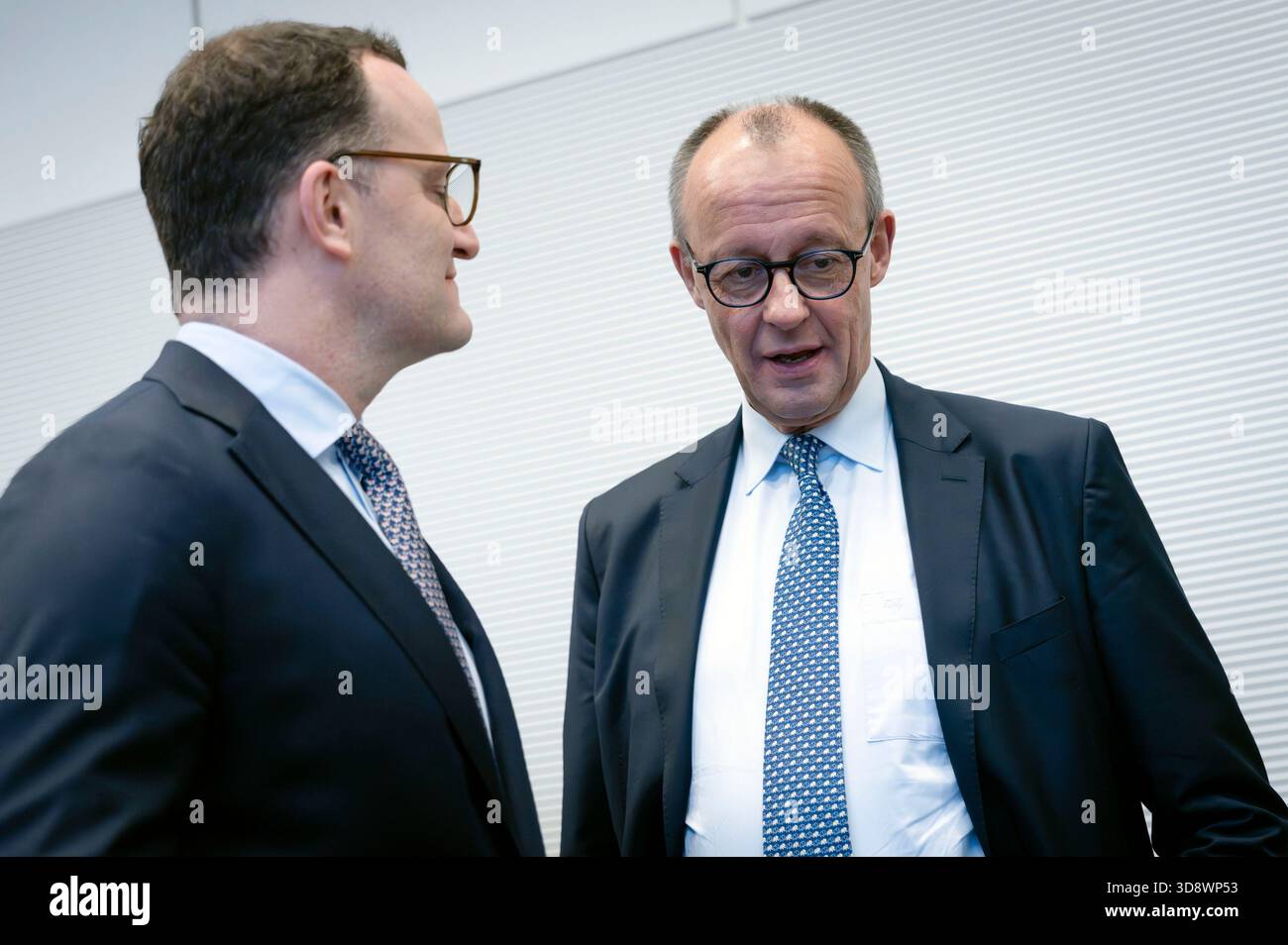 Jens Spahn und Friedrich Merz bei der Fraktionssitzung der CDU/CSU im Reichstagsgebäude. Berlin, 2. Dezember 2025 Stockfoto