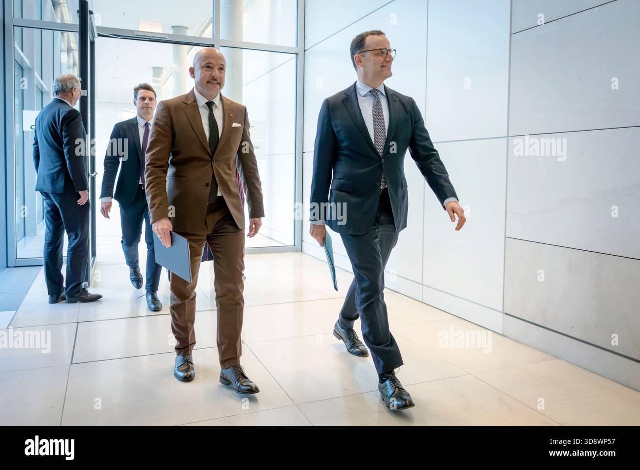 Alexander Hoffmann und Jens Spahn bei der Fraktionssitzung der CDU/CSU im Reichstagsgebäude. Berlin, 2. Dezember 2025 Stockfoto