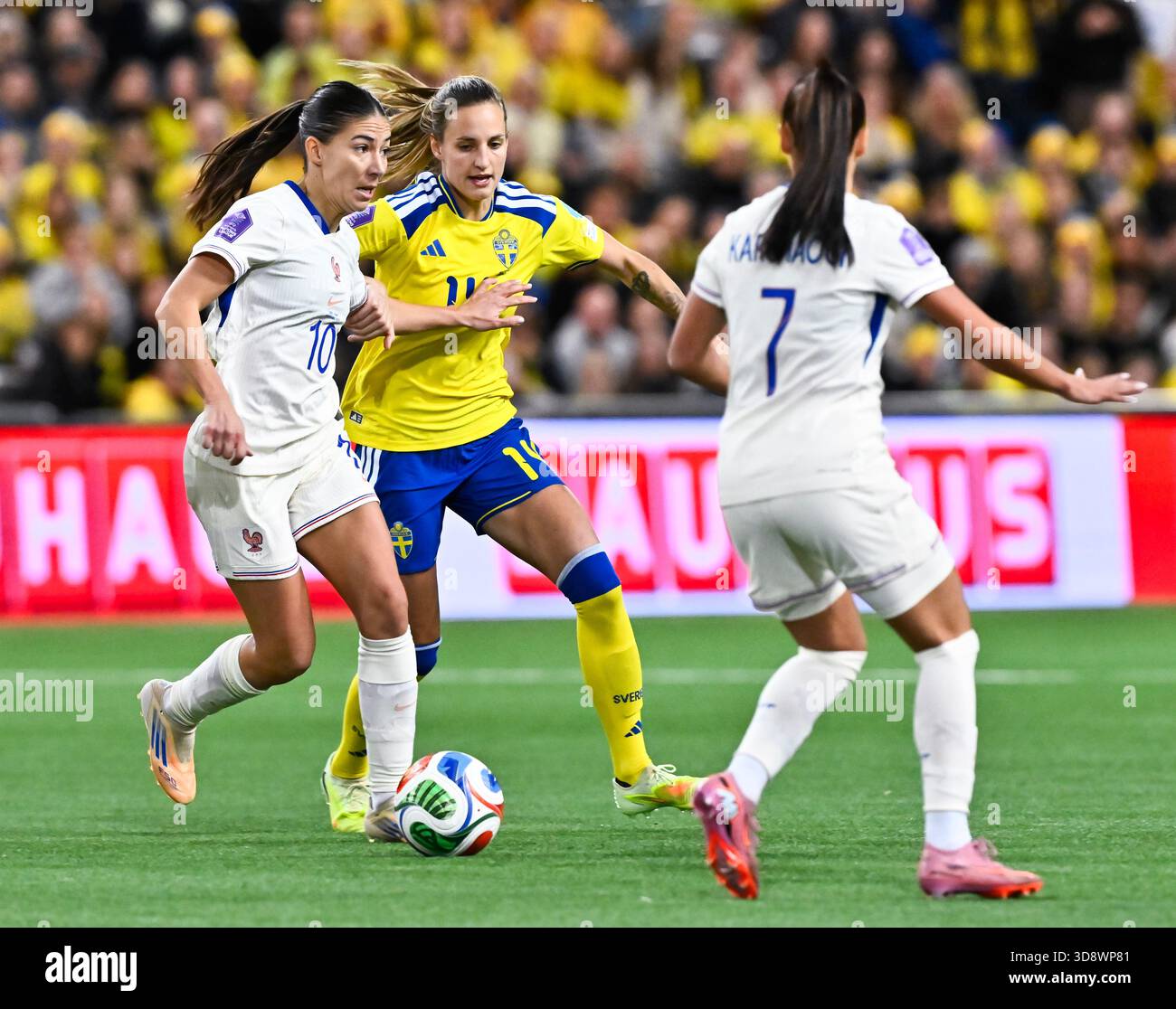Stockholm, Schweden. Dezember 2025. STOCKHOLM, SCHWEDEN 20251202Frankreichs Clara Mateo und Sakina Karchaoui gegen die schwedische Nathalie Björn beim Bronzemedaillenspiel der Nations League zwischen Schweden und Frankreich in der 3Arena am Dienstag Abend. Foto: Jonas Ekströmer/TT/Code 10030 dieser Text ist automatisch übersetzt Credit: TT News Agency/Alamy Live News Stockfoto