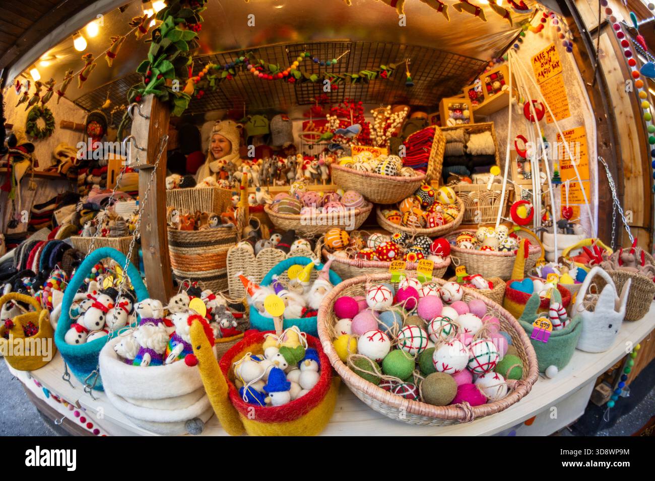 Ein Verkaufsstand am Wiener Christkindlmarkt am Rathausplatz in Wien, Österreich, wo verschiedene Sammlerstücke zum Thema Feiertage verkauft werden. Stockfoto