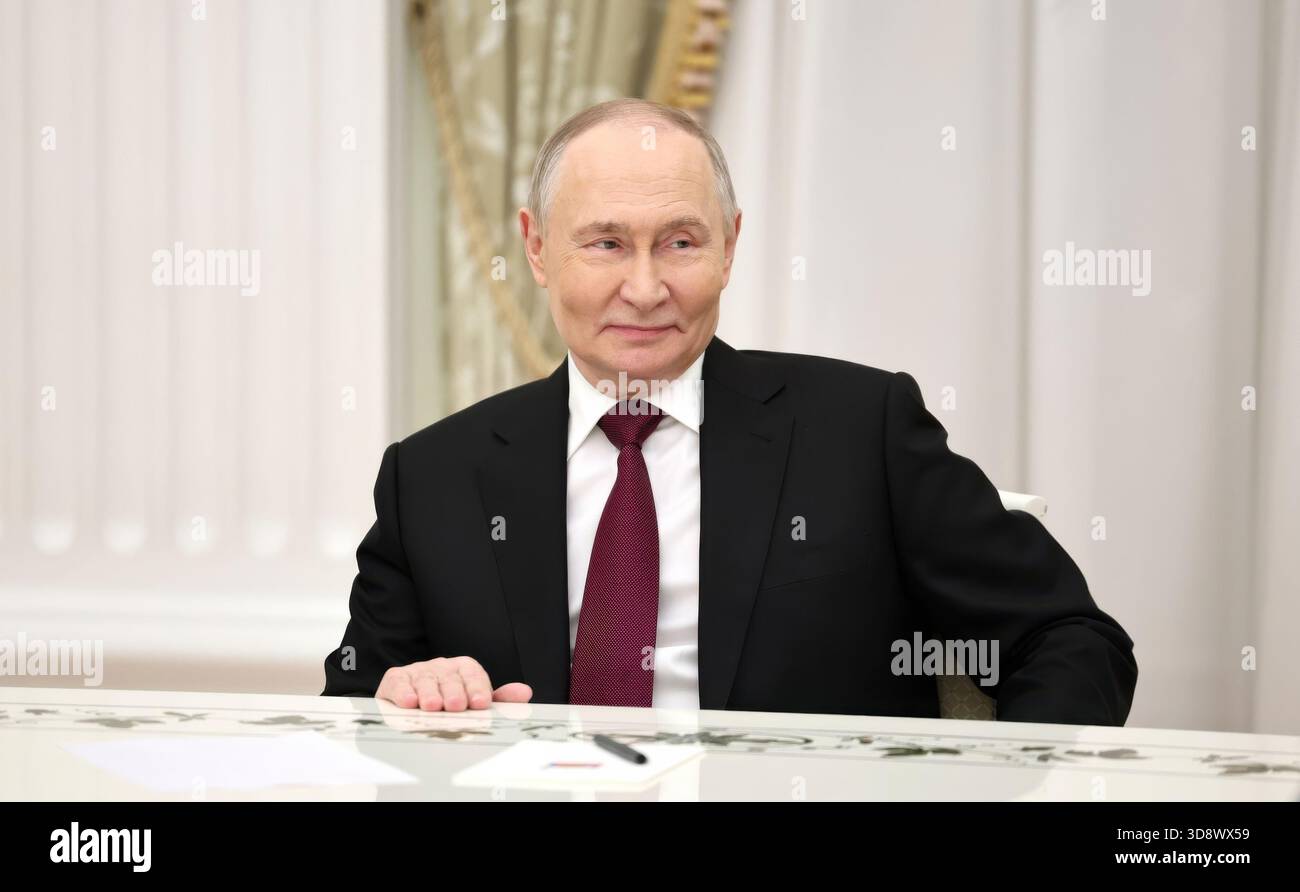 Der russische Präsident Wladimir Putin hält im Kreml ein Treffen mit dem Sondergesandten des Präsidenten der Vereinigten Staaten von Amerika Steve Witkoff und Trump-Schwiegersohn Jared Kushner über den Krieg zwischen der Ukraine und Russland ab. Stockfoto