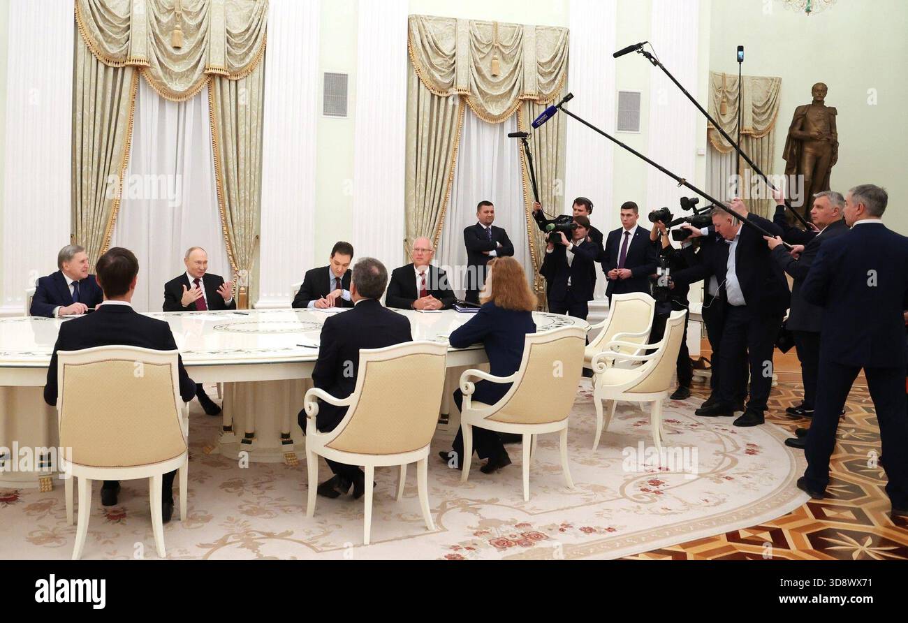 Der russische Präsident Wladimir Putin hält im Kreml ein Treffen mit dem Sondergesandten des Präsidenten der Vereinigten Staaten von Amerika Steve Witkoff und Trump-Schwiegersohn Jared Kushner über den Krieg zwischen der Ukraine und Russland ab. Stockfoto