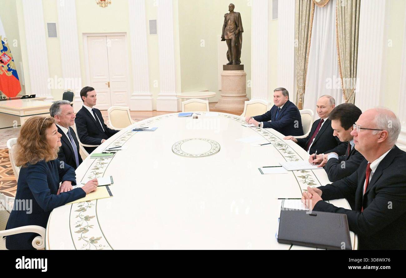 Der russische Präsident Wladimir Putin hält im Kreml ein Treffen mit dem Sondergesandten des Präsidenten der Vereinigten Staaten von Amerika Steve Witkoff und Trump-Schwiegersohn Jared Kushner über den Krieg zwischen der Ukraine und Russland ab. Stockfoto