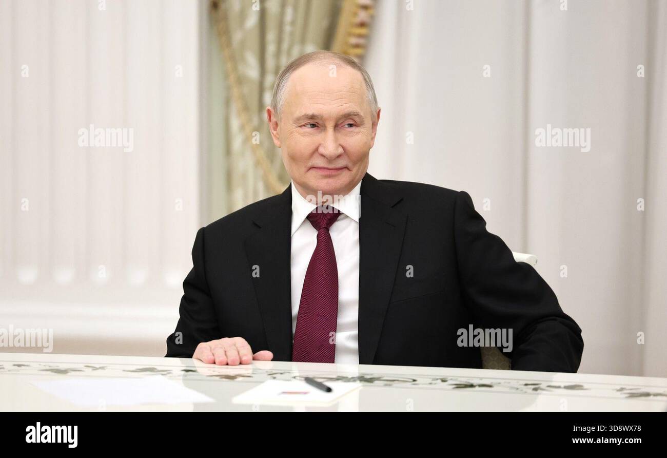 Der russische Präsident Wladimir Putin hält im Kreml ein Treffen mit dem Sondergesandten des Präsidenten der Vereinigten Staaten von Amerika Steve Witkoff und Trump-Schwiegersohn Jared Kushner über den Krieg zwischen der Ukraine und Russland ab. Stockfoto