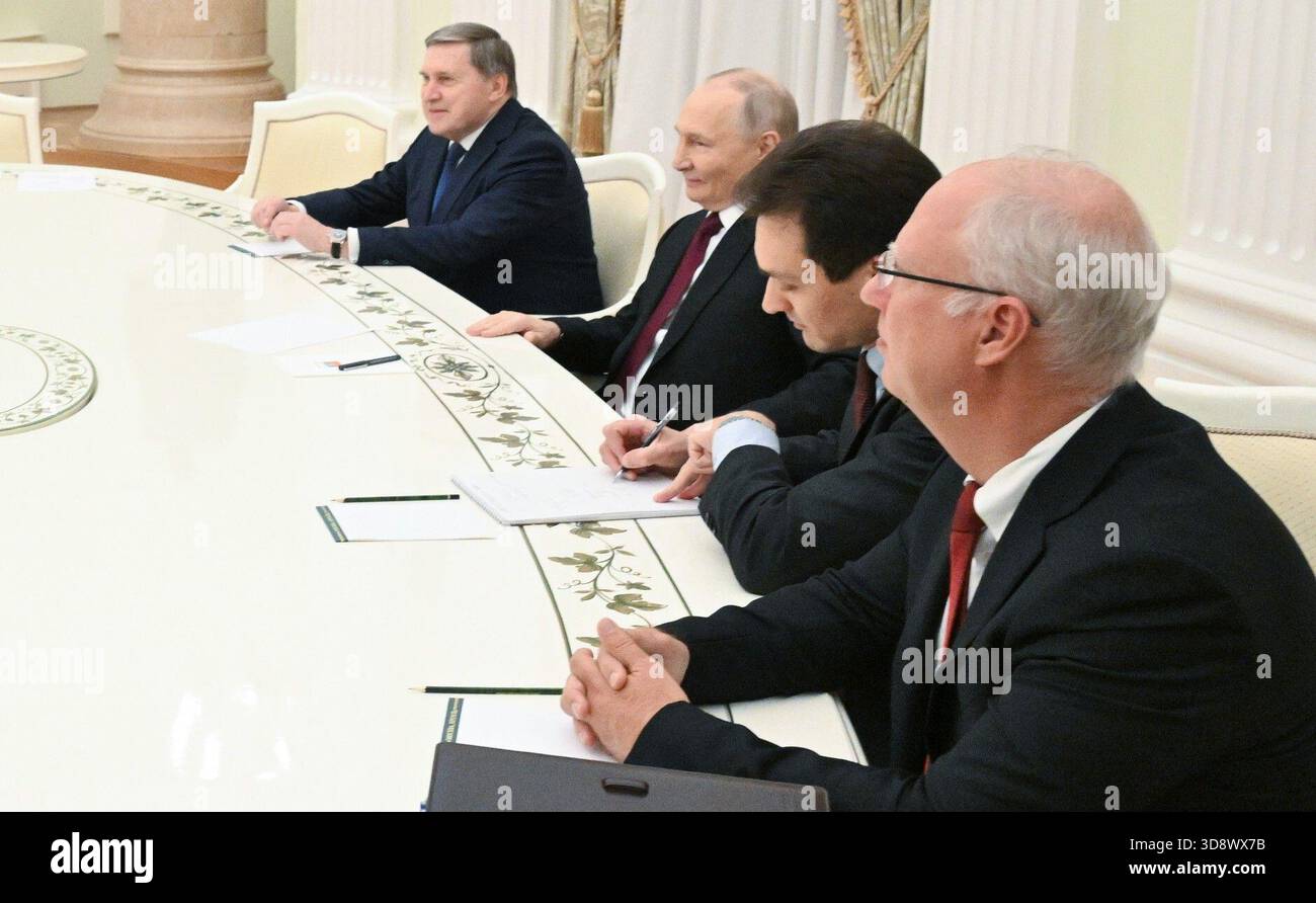 Der russische Präsident Wladimir Putin hält im Kreml ein Treffen mit dem Sondergesandten des Präsidenten der Vereinigten Staaten von Amerika Steve Witkoff und Trump-Schwiegersohn Jared Kushner über den Krieg zwischen der Ukraine und Russland ab. Stockfoto