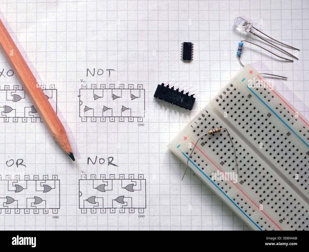 Aufbau digitaler Schaltungen mit ICs der Serie 74 und Steckplatine. Breadboard-Prototyping von fundamentalen Logikgattern und einfachen digitalen Systemen. Stockfoto