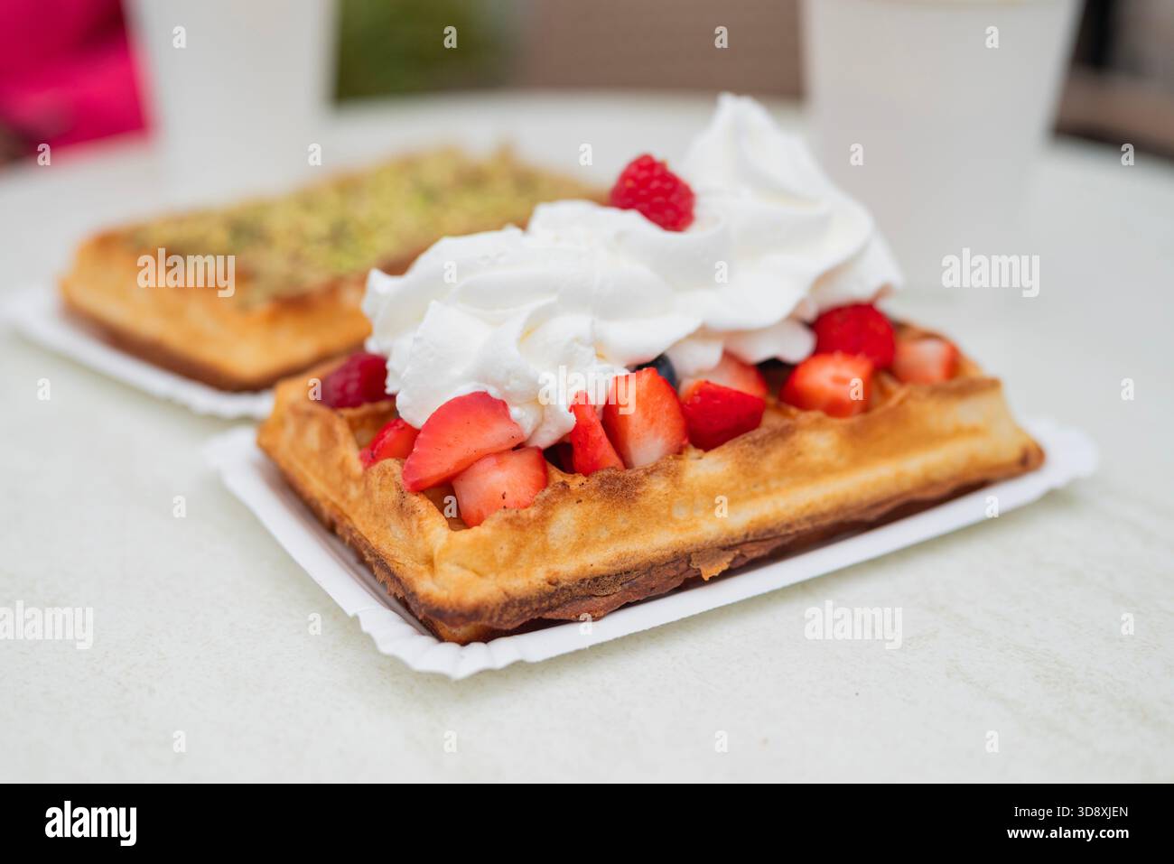 Danzig, Polen, leckere Waffeln mit Schlagsahne und Beeren Stockfoto