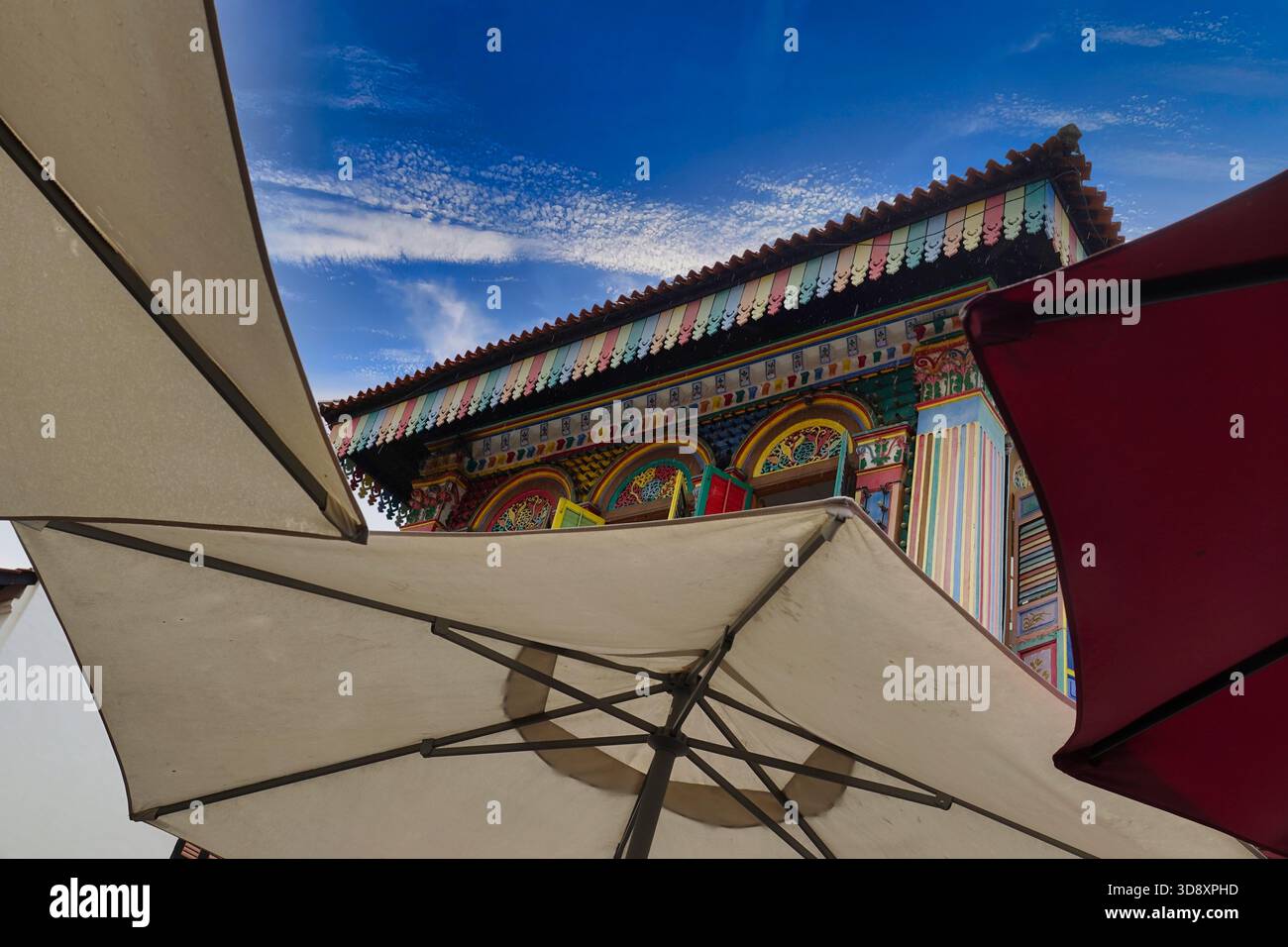 Singapur, 9. September 2025 GholiaÕs Village (ehemals Tan Teng Niah House) - ein hell schmerzhaftes chinesisches Haus, mitten in Little India o Stockfoto