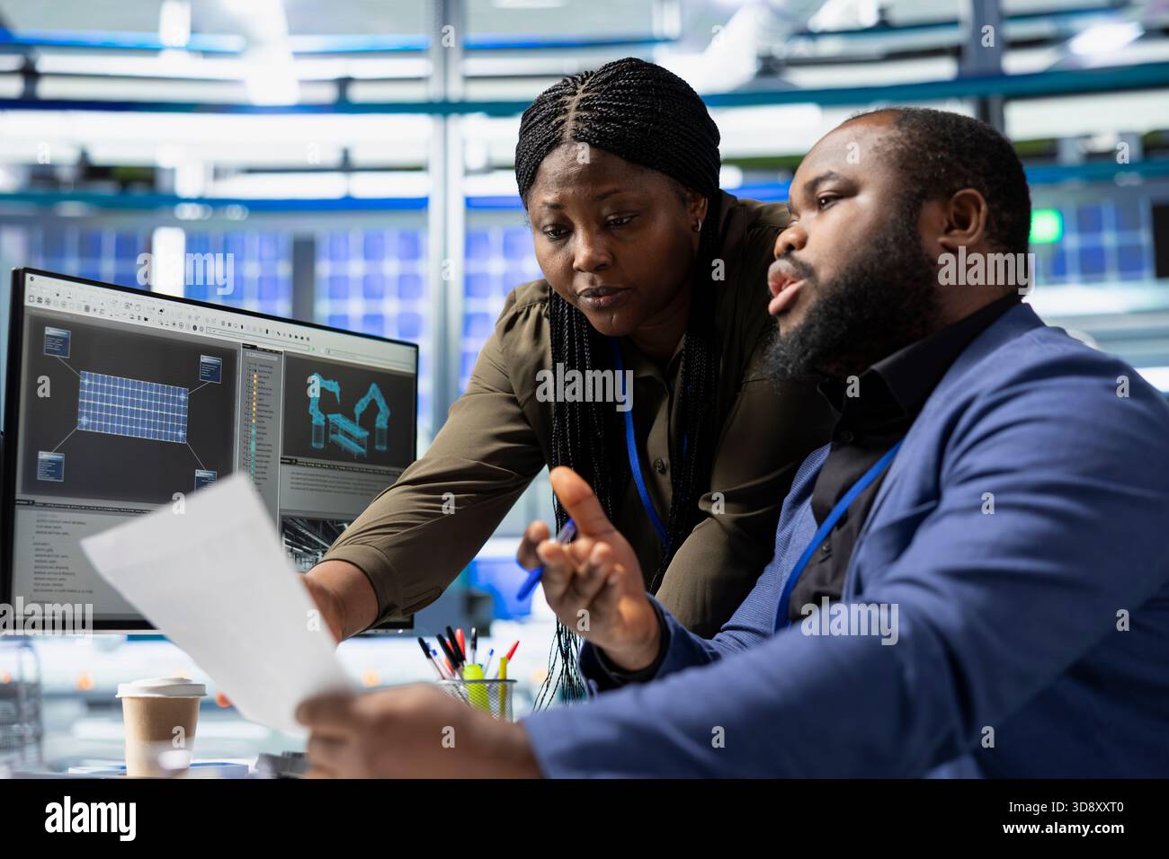 afroamerikanisches Team aus Industriekunden und Fabriktechnikern wertet Daten aus und fördert industrielle Innovationen und technische Exzellenz. Nachhaltigkeitsinitiativen des Unternehmens für Wachstum. Stockfoto