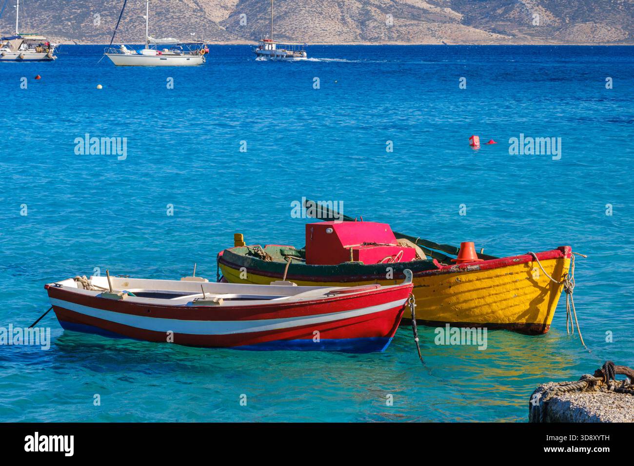 Farbenfrohe Boote liegen im Hafen von Ano Koufonisi, Griechenland Stockfoto